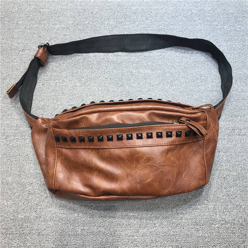 Miesten Pu-nahkainen Iso Rintalaukku Retro-vedenpitävät Niitit Koristele Crossbody-olkalaukku