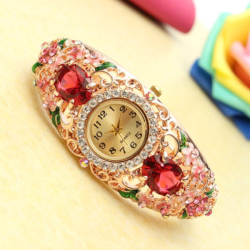 Retro-tyylinen Naisten Rannekoru Kello Flower Diamond Quartz Watch